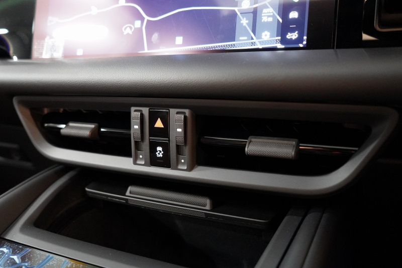 ポルシェ マカン Electric 新型EVモデル ワンオーナー スポクロ OP21インチホイール パノラマルーフ 保証継承可 中古車 中古車