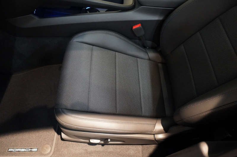 ポルシェ マカン Electric 新型EVモデル ワンオーナー スポクロ OP21インチホイール パノラマルーフ 保証継承可 中古車 中古車