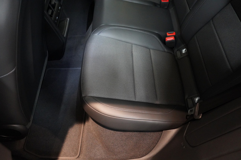 ポルシェ マカン Electric 新型EVモデル ワンオーナー スポクロ OP21インチホイール パノラマルーフ 保証継承可 中古車 中古車