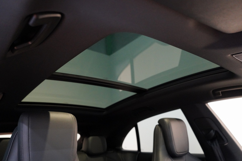 ポルシェ マカン Electric 新型EVモデル ワンオーナー スポクロ OP21インチホイール パノラマルーフ 保証継承可 中古車 中古車