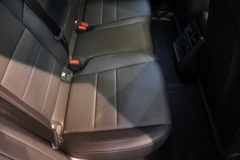 ポルシェ マカン Electric 新型EVモデル ワンオーナー スポクロ OP21インチホイール パノラマルーフ 保証継承可 中古車 中古車