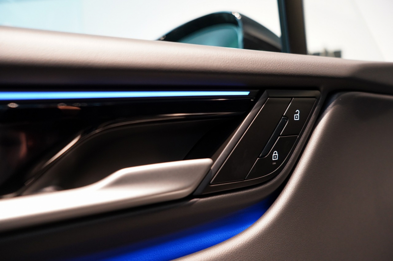 ポルシェ マカン Electric 新型EVモデル ワンオーナー スポクロ OP21インチホイール パノラマルーフ 保証継承可 中古車 中古車