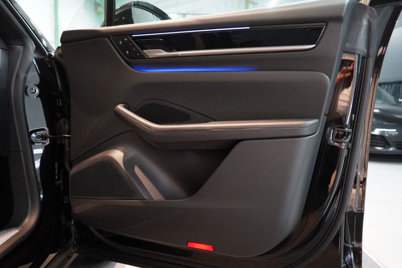 ポルシェ マカン Electric 新型EVモデル ワンオーナー スポクロ OP21インチホイール パノラマルーフ 保証継承可 中古車 中古車