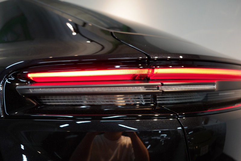 ポルシェ マカン Electric 新型EVモデル ワンオーナー スポクロ OP21インチホイール パノラマルーフ 保証継承可 中古車 中古車