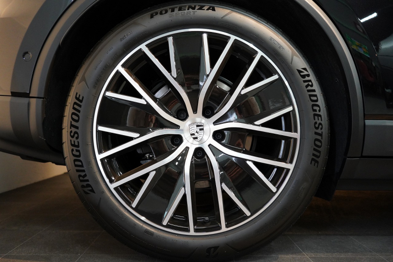 ポルシェ マカン Electric 新型EVモデル ワンオーナー スポクロ OP21インチホイール パノラマルーフ 保証継承可 中古車 中古車