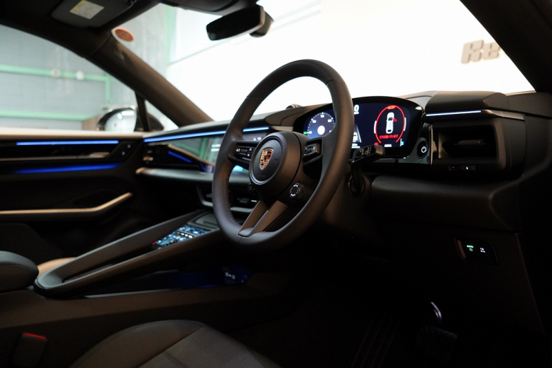 ポルシェ マカン Electric 新型EVモデル ワンオーナー スポクロ OP21インチホイール パノラマルーフ 保証継承可 中古車 中古車