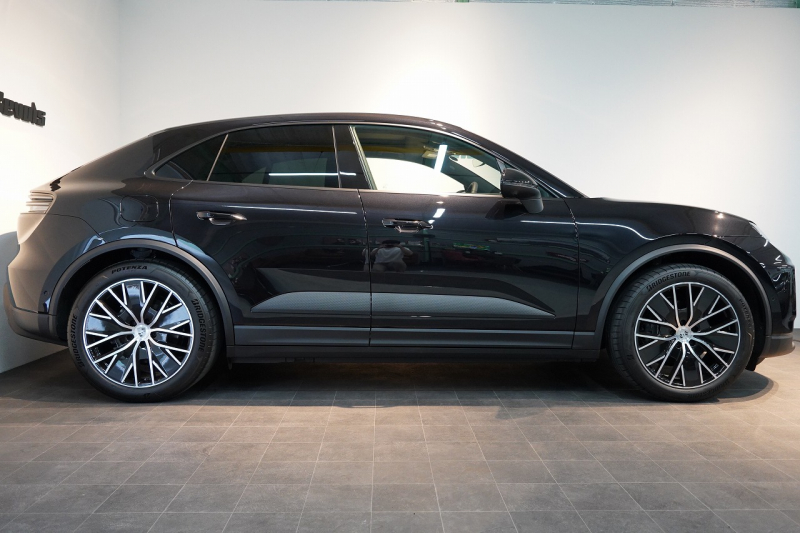 ポルシェ マカン Electric 新型EVモデル ワンオーナー スポクロ OP21インチホイール パノラマルーフ 保証継承可 中古車 中古車