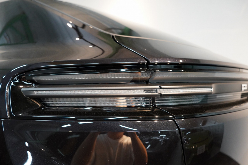 ポルシェ マカン Electric 新型EVモデル ワンオーナー スポクロ OP21インチホイール パノラマルーフ 保証継承可 中古車 中古車