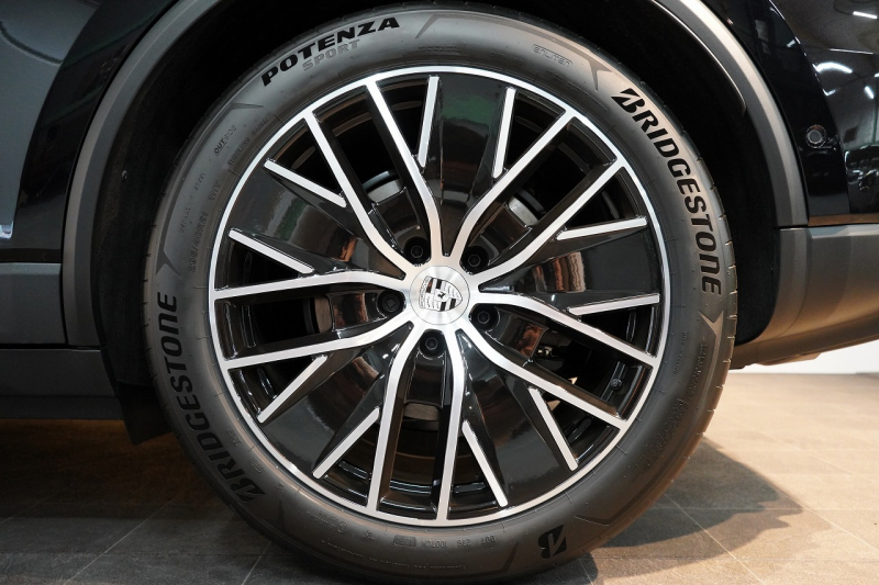 ポルシェ マカン Electric 新型EVモデル ワンオーナー スポクロ OP21インチホイール パノラマルーフ 保証継承可 中古車 中古車