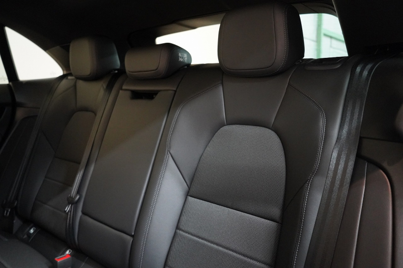 ポルシェ マカン Electric 新型EVモデル ワンオーナー スポクロ OP21インチホイール パノラマルーフ 保証継承可 中古車 中古車