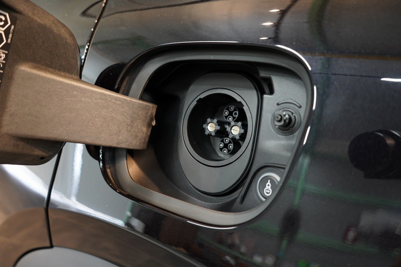 ポルシェ マカン Electric 新型EVモデル ワンオーナー スポクロ OP21インチホイール パノラマルーフ 保証継承可 中古車 中古車