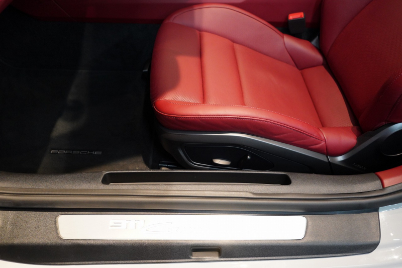 ポルシェ 911(Type992) 911Carrera S Cabriolet スポーツクロノ&エグゾースト ブラック×ボルドーレッドオールレザーインテリア クレヨン OP420  中古車