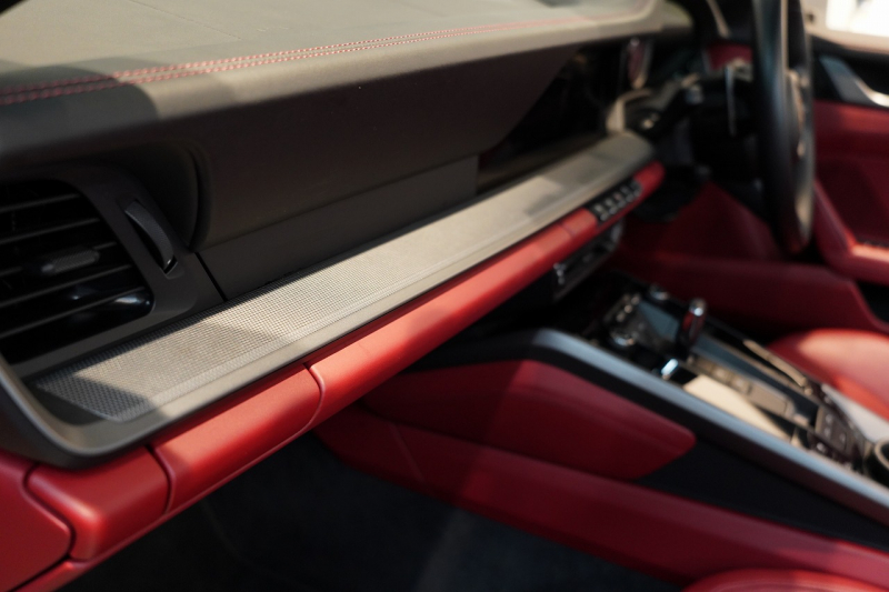 ポルシェ 911(Type992) 911Carrera S Cabriolet スポーツクロノ&エグゾースト ブラック×ボルドーレッドオールレザーインテリア クレヨン OP420  中古車