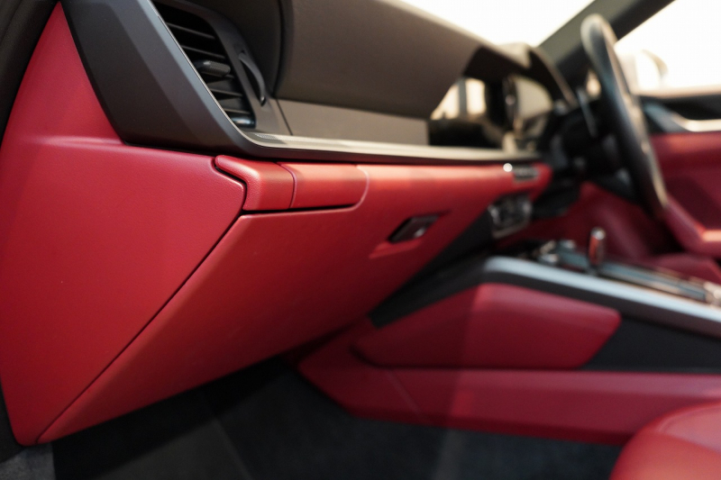 ポルシェ 911(Type992) 911Carrera S Cabriolet スポーツクロノ&エグゾースト ブラック×ボルドーレッドオールレザーインテリア クレヨン OP420  中古車