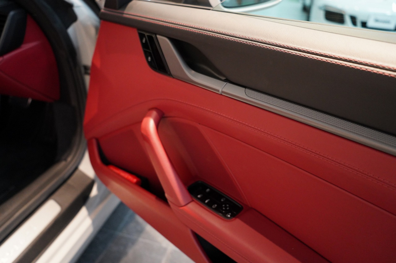 ポルシェ 911(Type992) 911Carrera S Cabriolet スポーツクロノ&エグゾースト ブラック×ボルドーレッドオールレザーインテリア クレヨン OP420  中古車