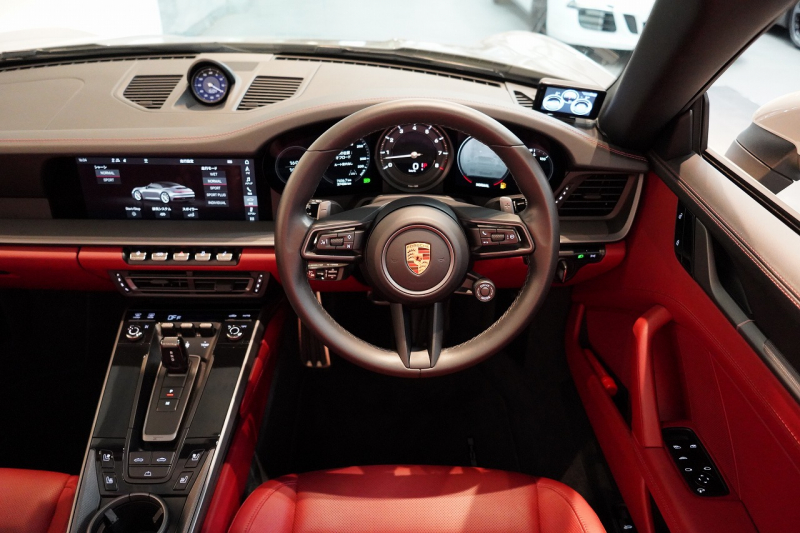 ポルシェ 911(Type992) 911Carrera S Cabriolet スポーツクロノ&エグゾースト ブラック×ボルドーレッドオールレザーインテリア クレヨン OP420  中古車