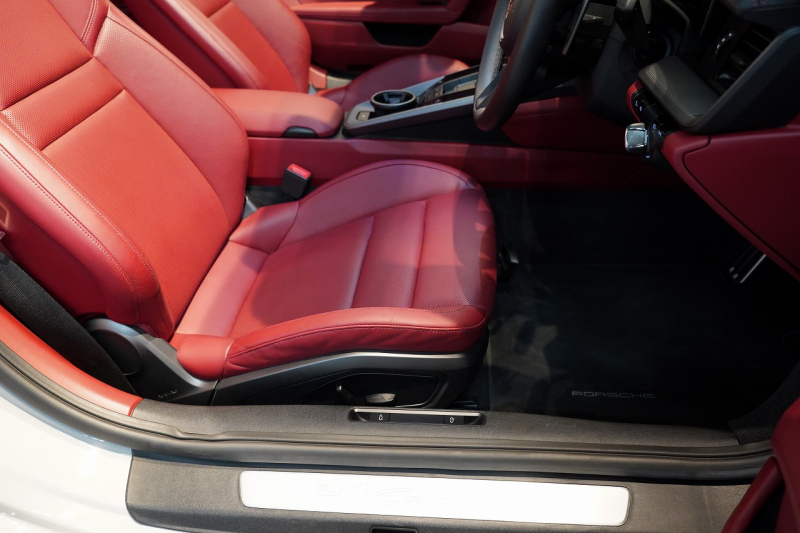 ポルシェ 911(Type992) 911Carrera S Cabriolet スポーツクロノ&エグゾースト ブラック×ボルドーレッドオールレザーインテリア クレヨン OP420  中古車