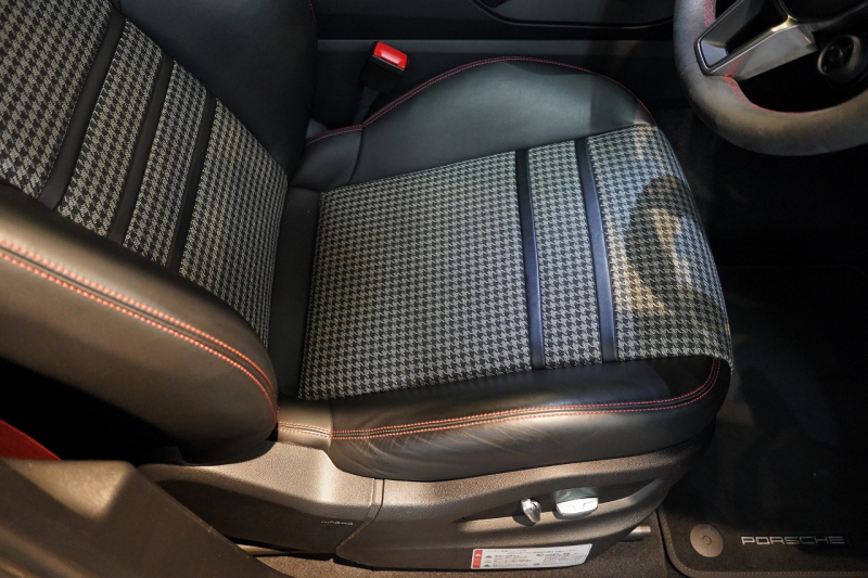 ポルシェ カイエンクーペ GTS TiptronicS ライトウエイトスポーツPKG PDLS+LEDヘッドライト 4ゾーンオートエアコン 中古車 中古車