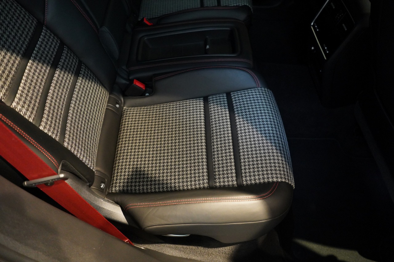 ポルシェ カイエンクーペ GTS TiptronicS ライトウエイトスポーツPKG PDLS+LEDヘッドライト 4ゾーンオートエアコン 中古車 中古車