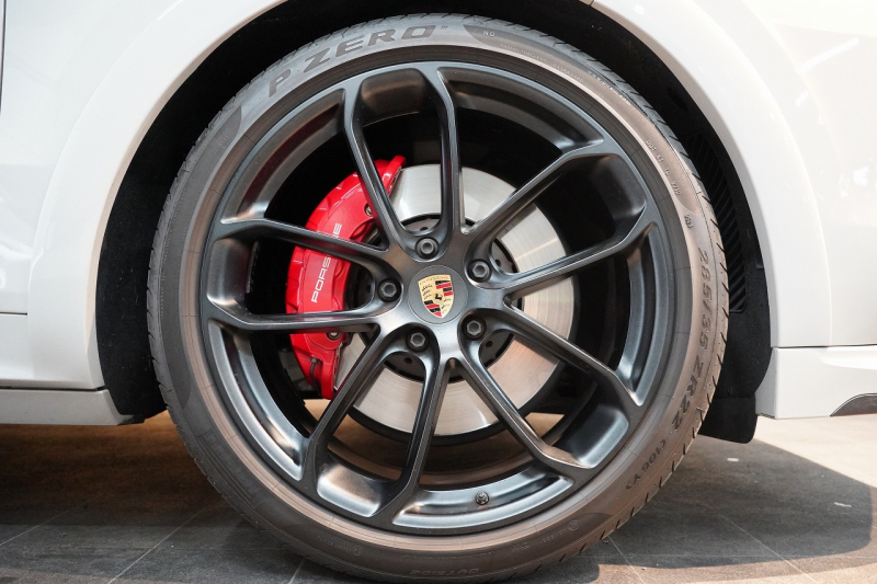 ポルシェ カイエンクーペ GTS TiptronicS ライトウエイトスポーツPKG PDLS+LEDヘッドライト 4ゾーンオートエアコン 中古車 中古車