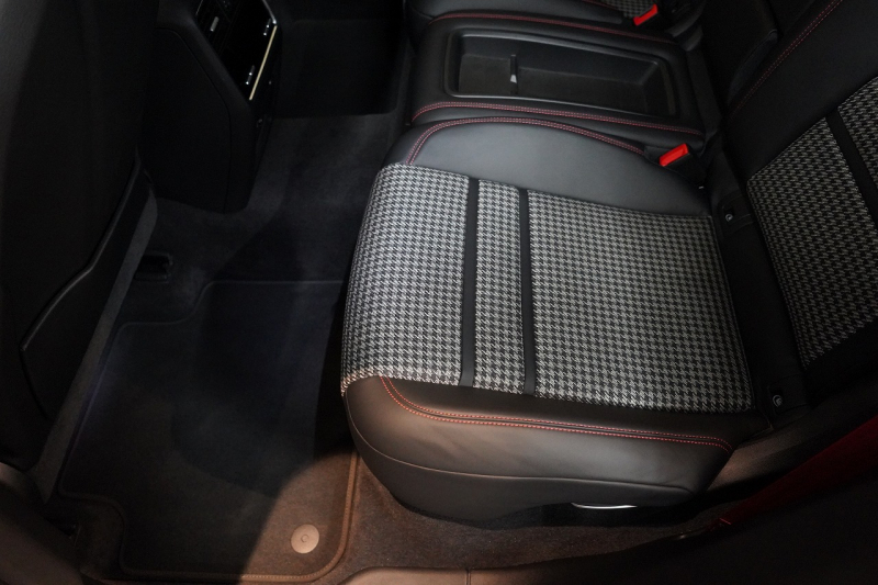 ポルシェ カイエンクーペ GTS TiptronicS ライトウエイトスポーツPKG PDLS+LEDヘッドライト 4ゾーンオートエアコン 中古車 中古車