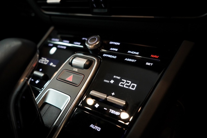 ポルシェ カイエンクーペ GTS TiptronicS ライトウエイトスポーツPKG PDLS+LEDヘッドライト 4ゾーンオートエアコン 中古車 中古車