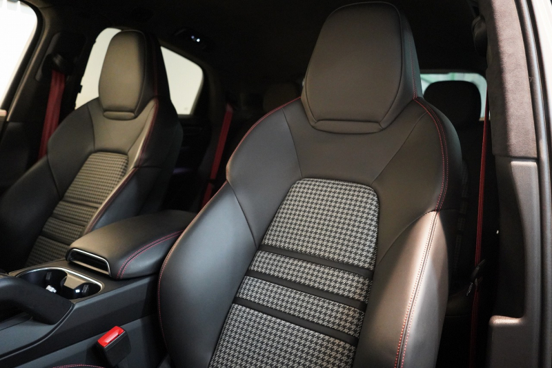 ポルシェ カイエンクーペ GTS TiptronicS ライトウエイトスポーツPKG PDLS+LEDヘッドライト 4ゾーンオートエアコン 中古車 中古車