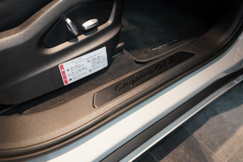 ポルシェ カイエンクーペ GTS TiptronicS ライトウエイトスポーツPKG PDLS+LEDヘッドライト 4ゾーンオートエアコン 中古車 中古車
