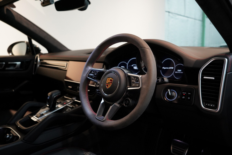 ポルシェ カイエンクーペ GTS TiptronicS ライトウエイトスポーツPKG PDLS+LEDヘッドライト 4ゾーンオートエアコン 中古車 中古車