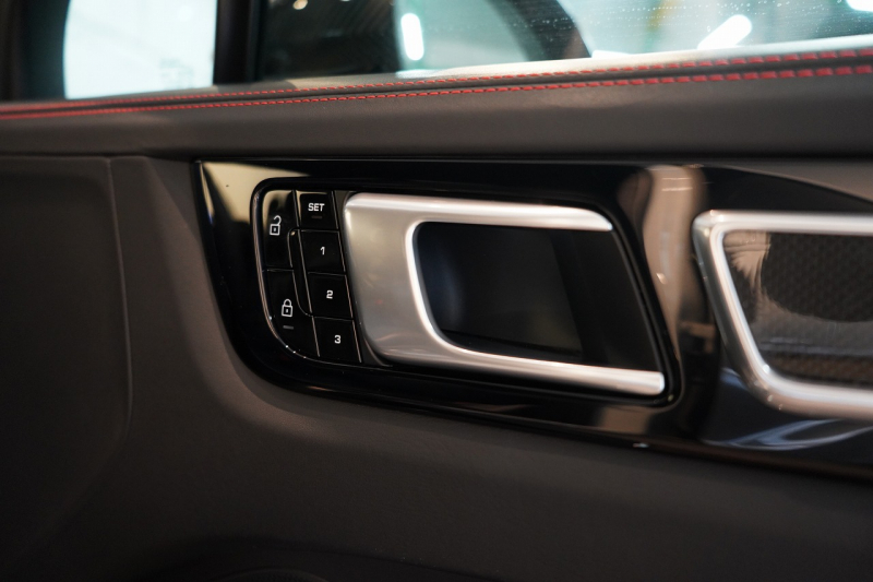 ポルシェ カイエンクーペ GTS TiptronicS ライトウエイトスポーツPKG PDLS+LEDヘッドライト 4ゾーンオートエアコン 中古車 中古車