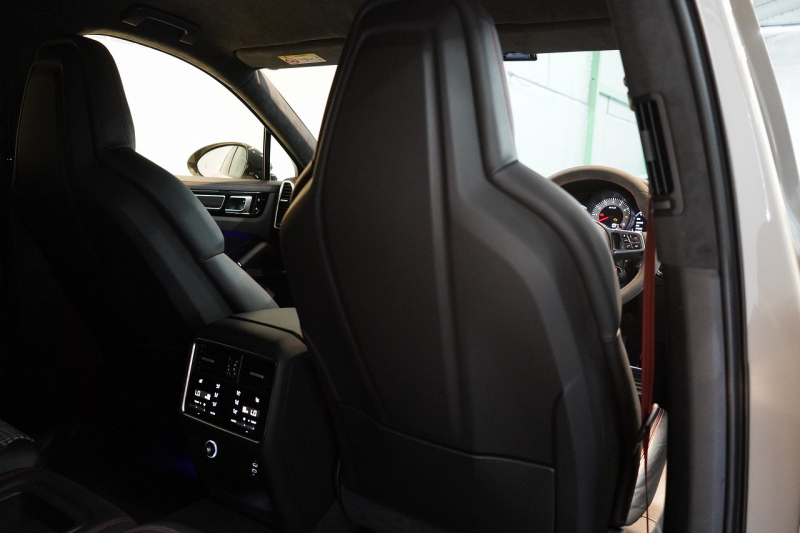 ポルシェ カイエンクーペ GTS TiptronicS ライトウエイトスポーツPKG PDLS+LEDヘッドライト 4ゾーンオートエアコン 中古車 中古車