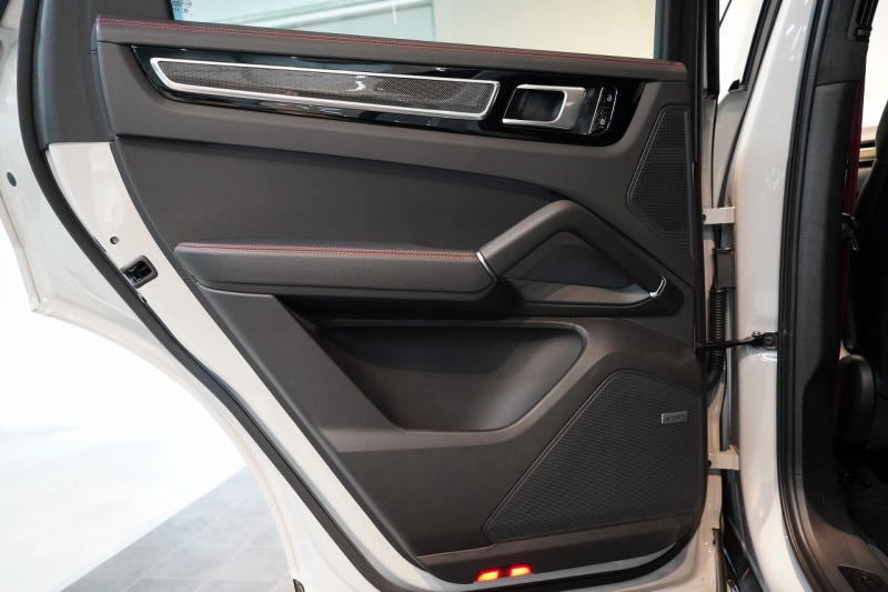 ポルシェ カイエンクーペ GTS TiptronicS ライトウエイトスポーツPKG PDLS+LEDヘッドライト 4ゾーンオートエアコン 中古車 中古車