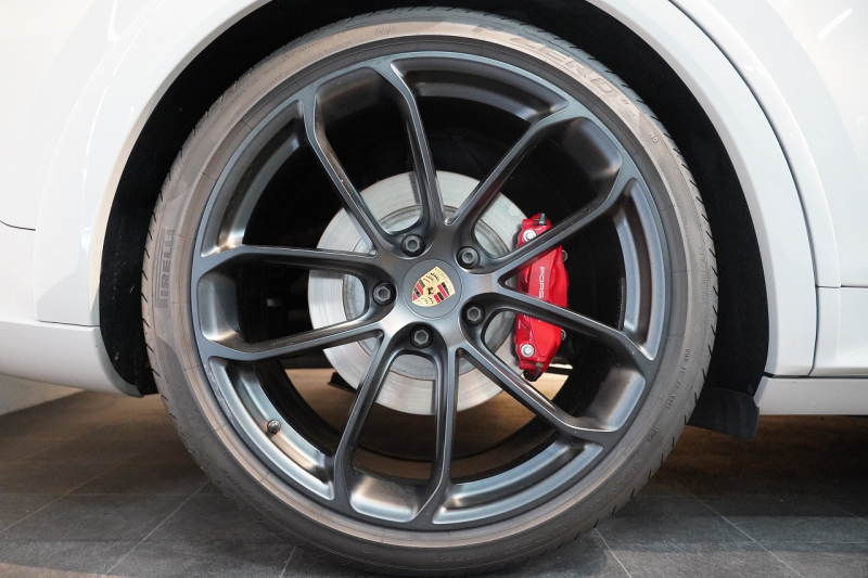 ポルシェ カイエンクーペ GTS TiptronicS ライトウエイトスポーツPKG PDLS+LEDヘッドライト 4ゾーンオートエアコン 中古車 中古車