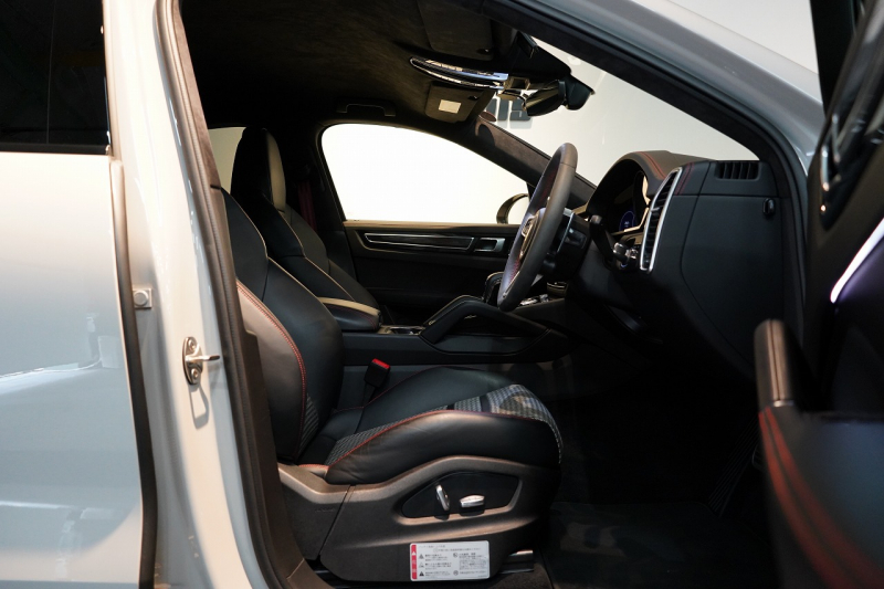 ポルシェ カイエンクーペ GTS TiptronicS ライトウエイトスポーツPKG PDLS+LEDヘッドライト 4ゾーンオートエアコン 中古車 中古車