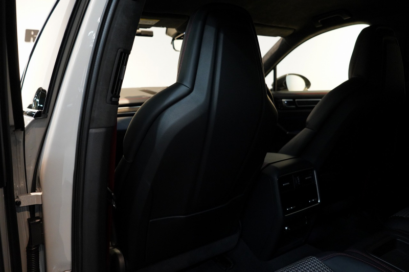 ポルシェ カイエンクーペ GTS TiptronicS ライトウエイトスポーツPKG PDLS+LEDヘッドライト 4ゾーンオートエアコン 中古車 中古車