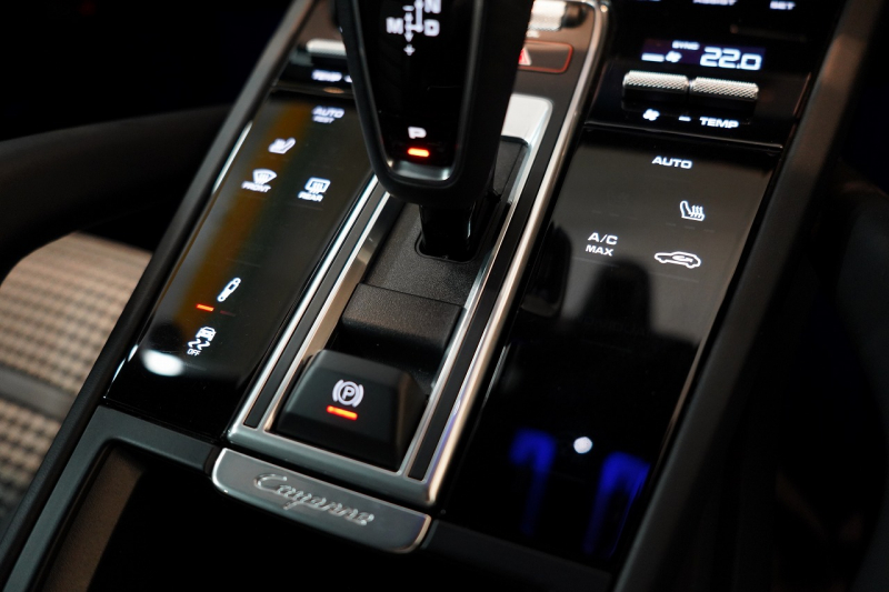 ポルシェ カイエンクーペ GTS TiptronicS ライトウエイトスポーツPKG PDLS+LEDヘッドライト 4ゾーンオートエアコン 中古車 中古車