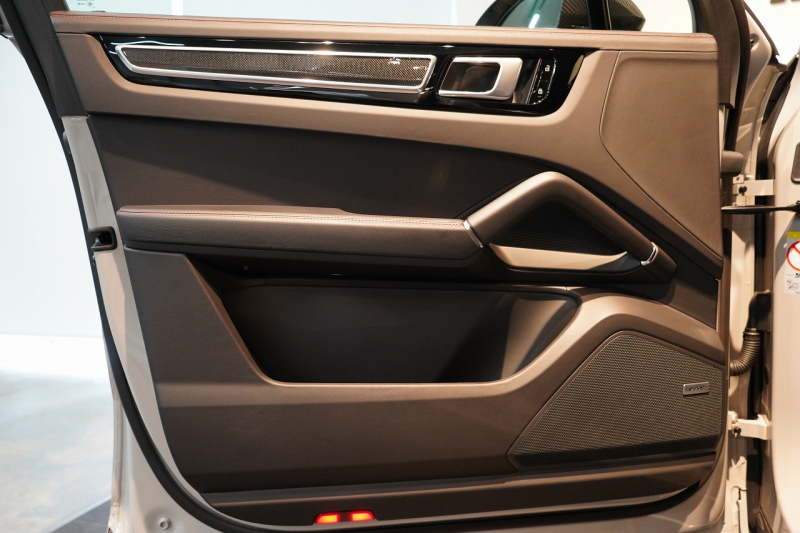 ポルシェ カイエンクーペ GTS TiptronicS ライトウエイトスポーツPKG PDLS+LEDヘッドライト 4ゾーンオートエアコン 中古車 中古車