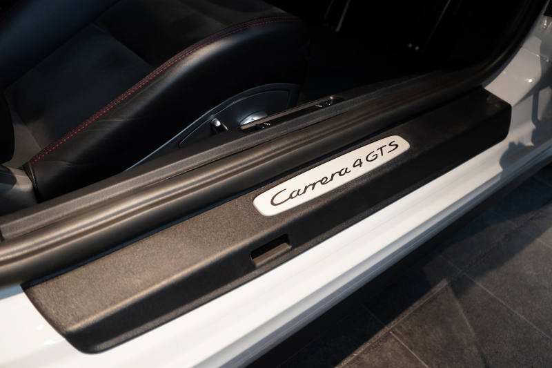 ポルシェ 911(Type991.1) Carrera 4 GTS Cabriolet PDK GTSインテリアPKG カーボンインテリアPKG キャララホワイト 禁煙車 中古車 中古車