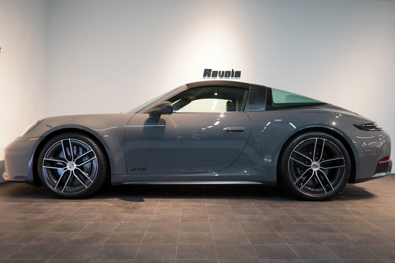 ポルシェ 911(Type992) Targa 4 GTS 992.2後期モデル 1オーナー Sport DesignPKGカーボン PCCB クラブレザーインテリア 中古車 中古車