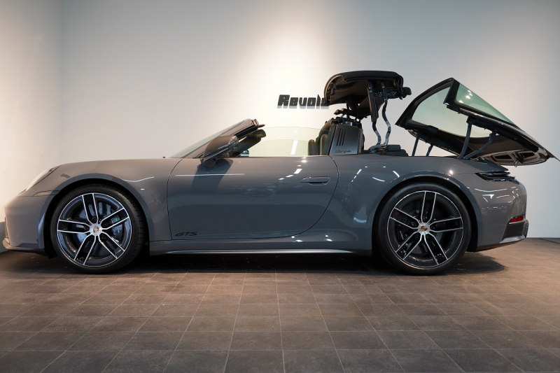 ポルシェ 911(Type992) Targa 4 GTS 992.2後期モデル 1オーナー Sport DesignPKGカーボン PCCB クラブレザーインテリア 中古車 中古車