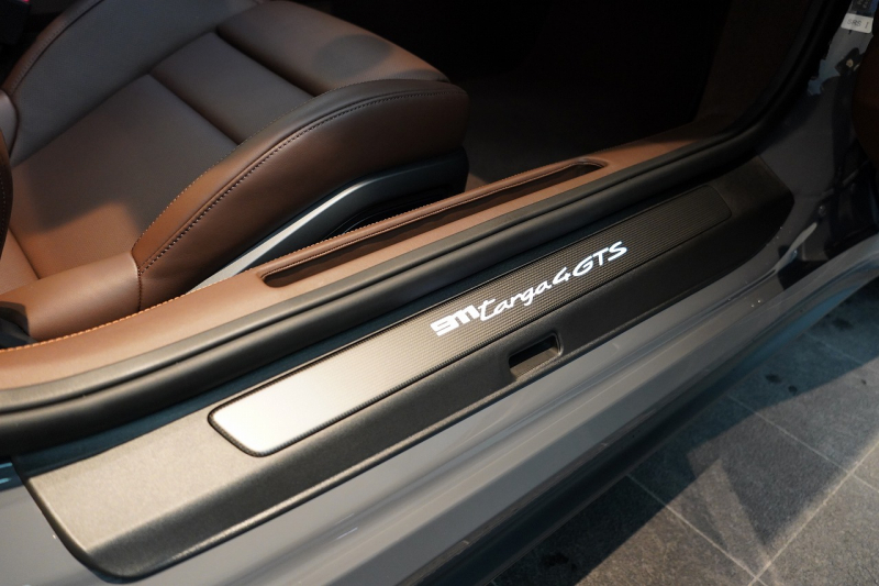 ポルシェ 911(Type992) Targa 4 GTS 992.2後期モデル 1オーナー Sport DesignPKGカーボン PCCB クラブレザーインテリア 中古車 中古車