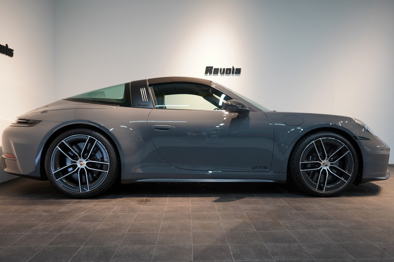 ポルシェ 911(Type992) Targa 4 GTS 992.2後期モデル 1オーナー Sport DesignPKGカーボン PCCB クラブレザーインテリア 中古車 中古車