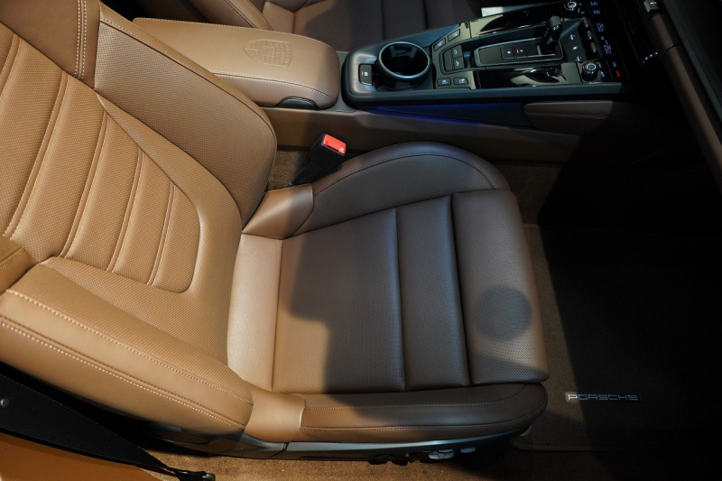 ポルシェ 911(Type992) Targa 4 GTS 992.2後期モデル 1オーナー Sport DesignPKGカーボン PCCB クラブレザーインテリア 中古車 中古車