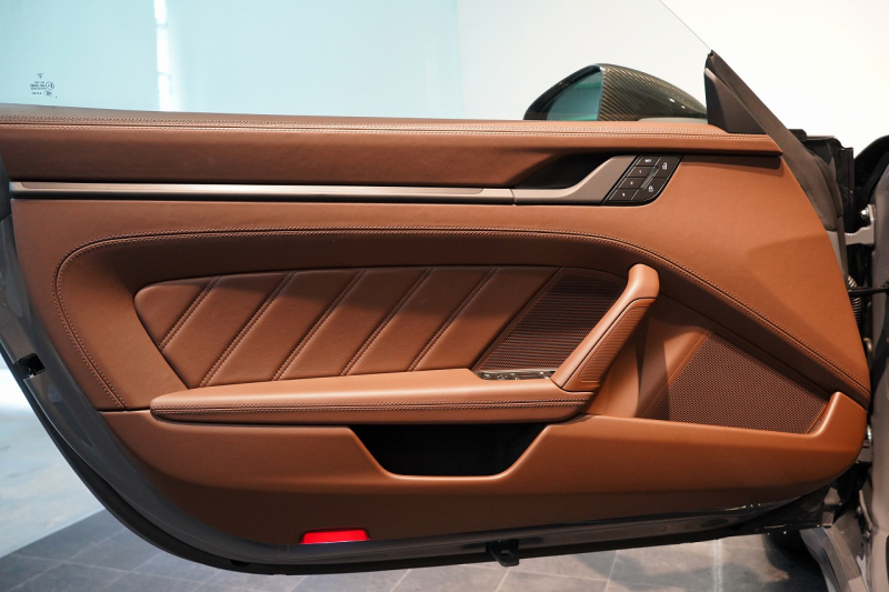 ポルシェ 911(Type992) Targa 4 GTS 992.2後期モデル 1オーナー Sport DesignPKGカーボン PCCB クラブレザーインテリア 中古車 中古車