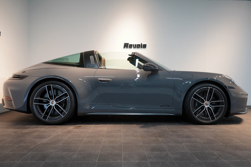 ポルシェ 911(Type992) Targa 4 GTS 992.2後期モデル 1オーナー Sport DesignPKGカーボン PCCB クラブレザーインテリア 中古車 中古車