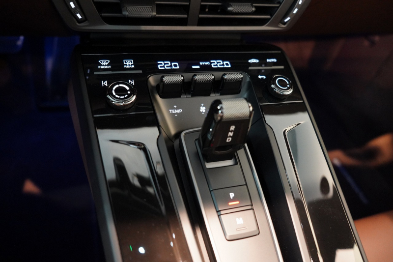 ポルシェ 911(Type992) Targa 4 GTS 992.2後期モデル 1オーナー Sport DesignPKGカーボン PCCB クラブレザーインテリア 中古車 中古車