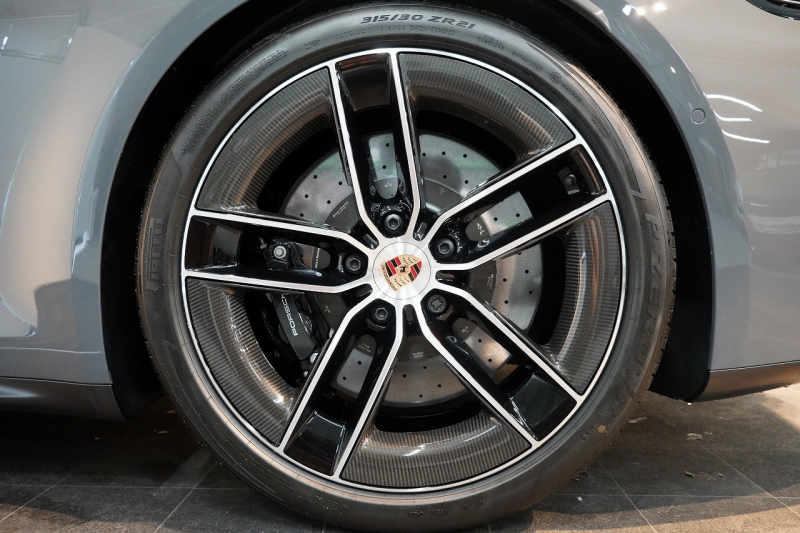 ポルシェ 911(Type992) Targa 4 GTS 992.2後期モデル 1オーナー Sport DesignPKGカーボン PCCB クラブレザーインテリア 中古車 中古車