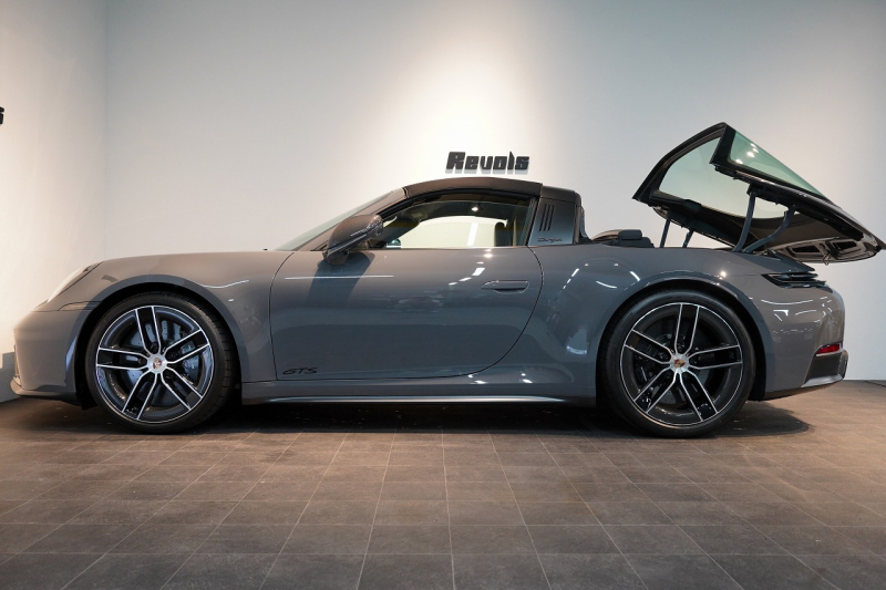 ポルシェ 911(Type992) Targa 4 GTS 992.2後期モデル 1オーナー Sport DesignPKGカーボン PCCB クラブレザーインテリア 中古車 中古車