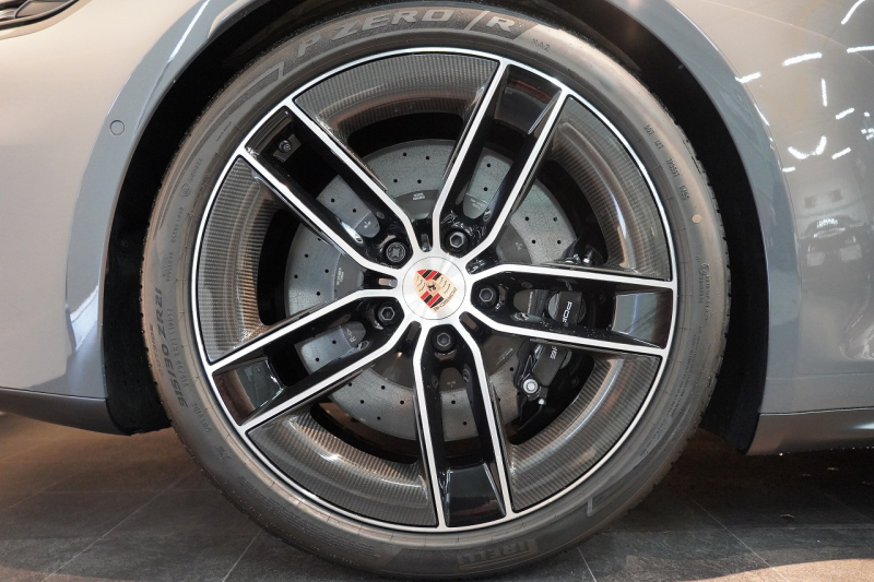 ポルシェ 911(Type992) Targa 4 GTS 992.2後期モデル 1オーナー Sport DesignPKGカーボン PCCB クラブレザーインテリア 中古車 中古車