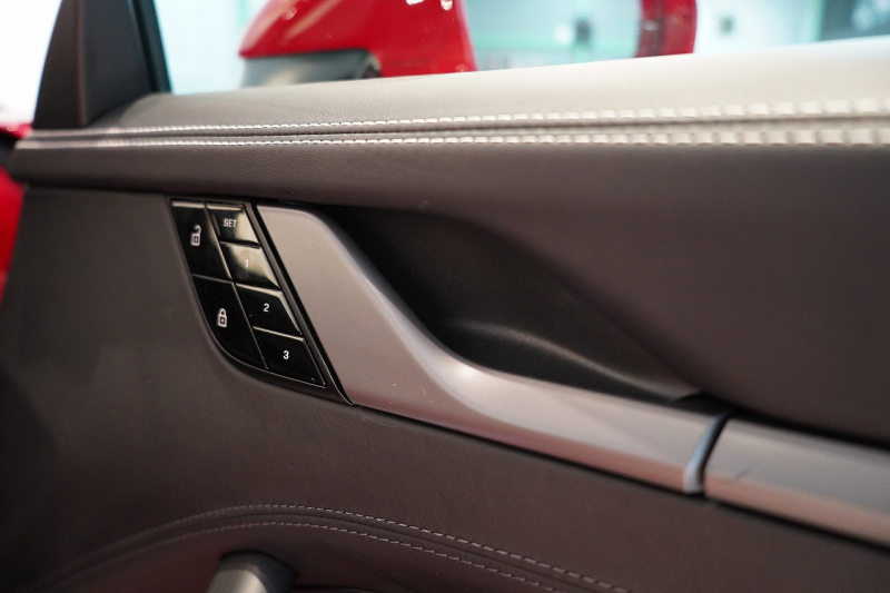 ポルシェ 911(Type992) Targa 4 PDK スポクロ スポーツテールパイプ 20/21インチカレラクラシックホイール レザーインテリア 14wayシート Burmesterサウンド 中古車 中古車